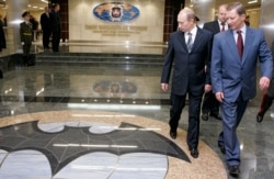 Володимир Путін і Сергій Іванов (на той час міністр оборони Росії) відвідують нову штабквартиру ГРУ Росії
