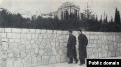 Çexov və Qorki Ukraynada, Yalta küçələrində gəzirlər.
