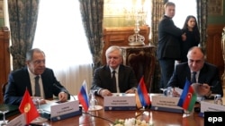 Russia -- Russian Foreign Minister Sergei Lavrov (L) and his Azerbaijani and Armenian counterparts, Elmar Mammadyarov (R) and Edward Nalbandian attend a session top diplomats from CIS countries in Moscow, 8Apr2016.