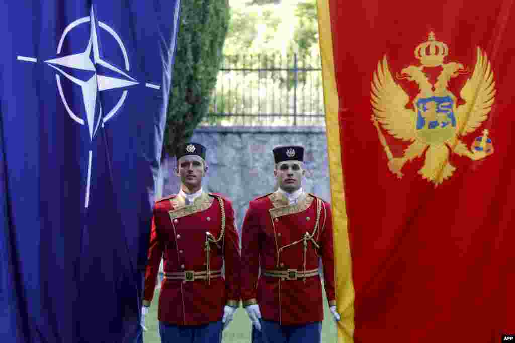 Кој нема да стане за време на интонирањето на црногорската химна ќе плати казна од 300 до 2.000 евра, се предвидува во новиот закон за државни симболи кој денеска беше усвоен од црногорската влада. Со законот исто така се воведува обврска до локалните самоуправи и јавните установи постојано да се вее државното знаме на објектите во кои се сместени. &nbsp;