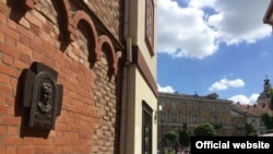 Мэмарыяльная шыльда ў гонар беларускага сьвятара і паэта Казіміра Сваяка ў Вільні