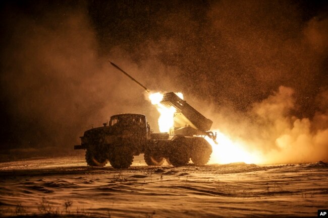 РСЗВ БМ-21 «Град» веде вогонь у напрямку позицій російської армії поблизу Часового Яру, Донецька область, 2025 рік