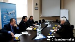 Кыргызстандын элчиси У. Чыналиев (оңдо) Украинанын эл аралык аба жолдору компаниясынын президенти Ю. Мирошников (солдо ортодо) менен сүйлөшүүдө. Киев. 12-ноябрь 2013