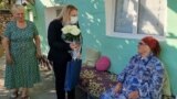 Primăria municipiului Chișinău a felicitat o femeie cu ocazia împlinirii a 100 de ani. Angajații municipalității i-au oferit flori, o diplomă jubiliară și 5.000 de lei.

