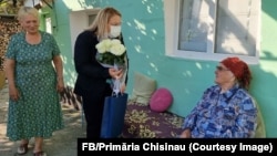 Primăria municipiului Chișinău a felicitat o femeie cu ocazia împlinirii a 100 de ani. Angajații municipalității i-au oferit flori, o diplomă jubiliară și 5.000 de lei.
