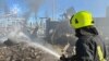 Pompierii sting un incendiu la instalațiile de infrastructură energetică, avariate de atacul unei drone rusești, Kiev, 31 octombrie 2022