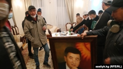 Президент Сооронбай Жээнбековдун иш бөлмөсүн ээлеп алган митингчилер, 6-октябрь, 2020-жыл.