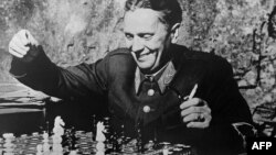 Фотографија на југословенскиот претседател Јосип Броз Тито како игра шах, направена во октомври 1944 година за време на Втората светска војна.