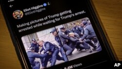 Imagini trucate: două fotografii generate de inteligența artificială, care au devenit virale pe social-media, îl arată pe fostul președinte american, Donald Trump, încătușat de Poliție.