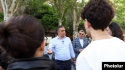 Armenia - Arman Tatotyan, the leader of the opposition Wings of Unity party, campaigns in Yerevan, May 11, 2026.