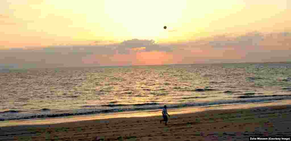 Sunset at Karachi&#39;s Sandspit Beach.