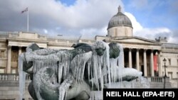 Фонтани замерзли на Трафальгарській площі в Лондоні. Великобританія, 10 лютого 2021 року. Значну частину Великобританії накрив шторм Дарсі, який супроводжувався сильними морозами, снігопадами та вітром.
