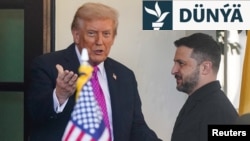 ABŞ-nyň prezidenti Donald Tramp (çepde) 17-nji oktýabrda Ak tamda Ukrainanyň prezidenti Wolodymyr Zelenskini garşy alýar.
