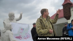 Олег Зубков демонстрирует журналистам недостроенный «Крымский Диснейленд»