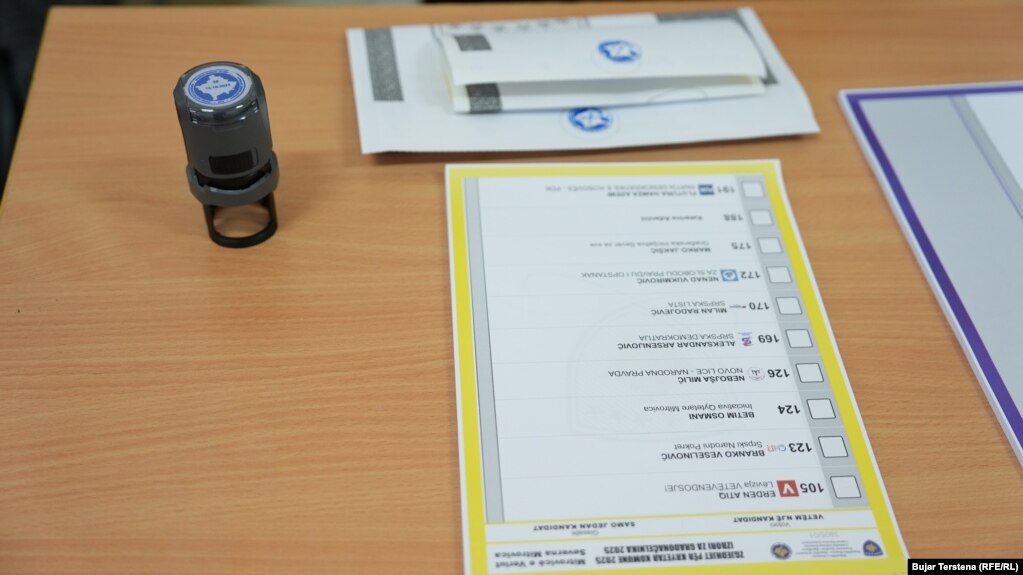 Një vulë dhe fletëvotim për zgjedhjet lokale të Kosovës në një qendër votimi në Mitrovicën e Veriut, 12 tetor 2025.