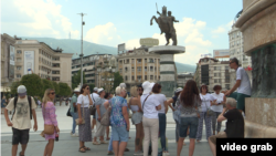 Илустративна фотографија - туристи во центарот на Скопје