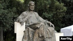 Romada Nizaminin heykəli