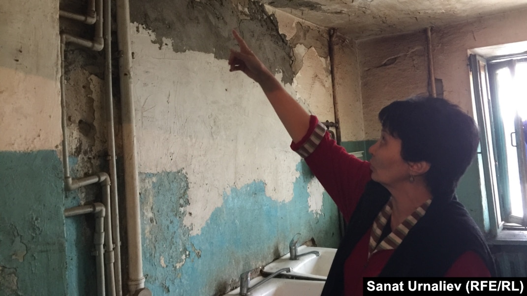 Үлкен кеуделі жас студент