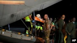 Evakuisana palestinska djeca i članovi njihovih porodica iz Gaze stižu na rimski vojni aerodrom Ciampino, 14. avgusta 2025.