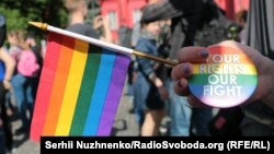 Як повідомили організатори, традиційна хода за права людини для ЛГБТ+ спільноти Марш рівності проходитиме у Києві в неділю під гаслом «Пліч-о-пліч на захист рівноправ’я»