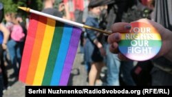 «Прайди» в Україні відбуваються в різних містах, збираючи на своїх подіях від кількох десятків до кількох тисяч людей