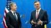 Antony Blinken amerikai és Dmitro Kuleba ukrán külügyminiszter a NATO–Ukrajna Tanács ülését követően Brüsszelben 2023. november 29-én