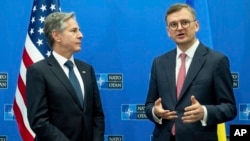 Antony Blinken amerikai és Dmitro Kuleba ukrán külügyminiszter a NATO–Ukrajna Tanács ülését követően Brüsszelben 2023. november 29-én