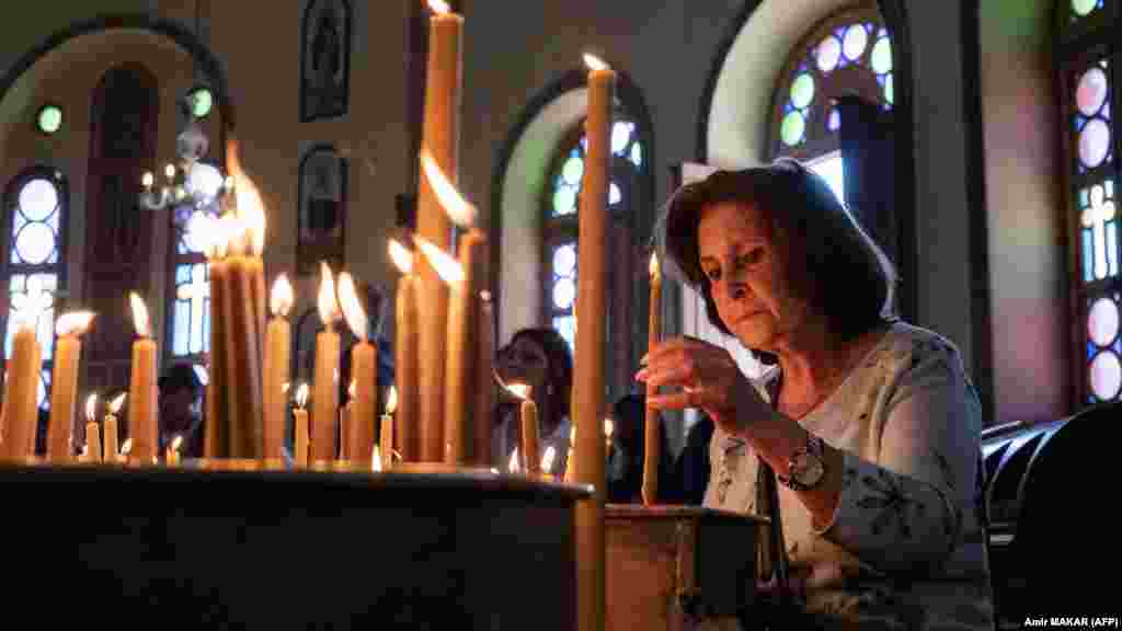 Vjernica pali svijeće u Grčkoj pravoslavnoj crkvi Svetog Đorđa u Kairu, 10. aprila, na Veliki petak.