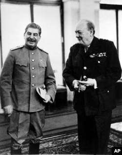 Generalissimul Stalin și premierul britanic Winston Churchill, aici la Yalta, în februarie 1945. Șervețelul de hârtie acoperit de scrisul mărunt al lui Churchill în octombrie 1944 la Kremlin avea să obsedeze multe generații de români. În România, primele informații despre acordul de procentaj au circulat în închisori, acolo unde au fost închiși diplomații și politicienii României antebelice.