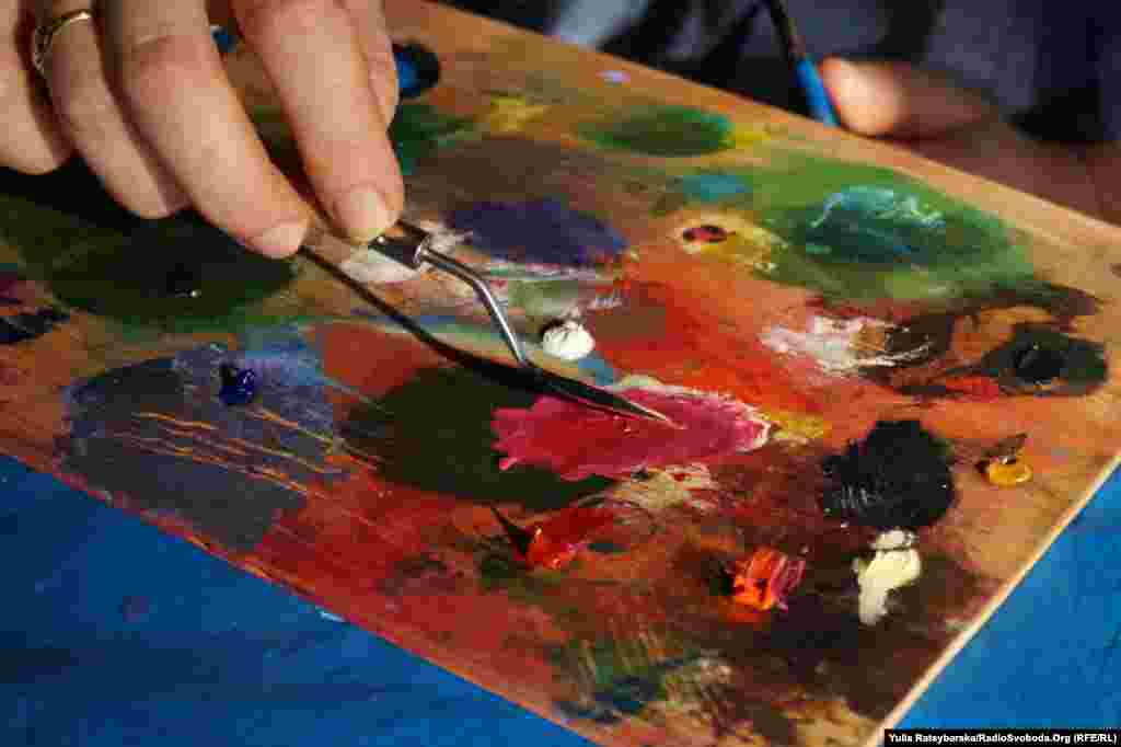 Занятие в изостудии начинается со знакомства с масляными красками. С материалами для творчества помогают международные благотворители, в частности Агентство ООН по делам беженцев USAID