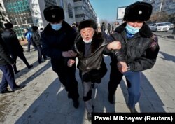 Полицейлер Республика алаңынан қарт адамды күштеп әкетіп барады. Алматы, 10 қаңтар 2021 жыл.