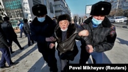Арест на протестиращ в Алмати в изборния ден 10 януари 2021 г. Властите потвърдиха, че са арестували демонстранти, но отказаха да посочат за колко души става дума.
