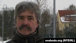 Аўтар на тле сваёй колішняй школы