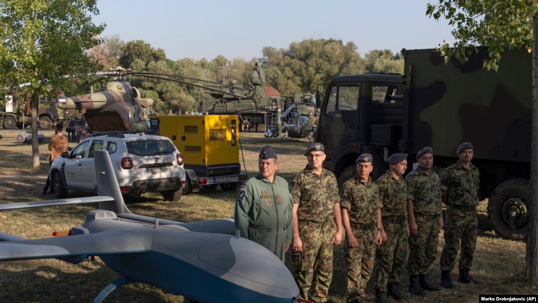 Soldați ai armatei sârbe stau în poziții lângă o dronă militară, în timpul unei expoziții de armament ca parte a unei sărbători recent instituite „Ziua Unității Sârbe”, Belgrad, 15 septembrie 2021. Imagine de arhivă.