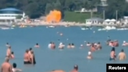O captură de ecran dintr-un video preluat de pe rețelele sociale arată momentul prăbușirii unei drone pe plaja din zona stațiunii Ghelendjik, regiunea Krasnodar, Rusia, 3 august 2026. 