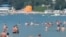 O captură de ecran dintr-un video preluat de pe rețelele sociale arată momentul prăbușirii unei drone pe plaja din zona stațiunii Ghelendjik, regiunea Krasnodar, Rusia, 3 august 2026. 