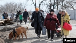 Refugees leave the besieged city of Mariupol on March 22.