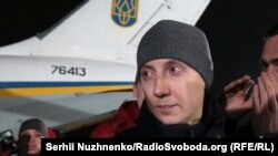 Донеччанин, журналіст Станіслав Асєєв у день обміну утримуваними особами. Аеропорт «Бориспіль», 29 грудня 2019 року. Асєєв перебував у полоні в Донецьку понад 2,5 роки