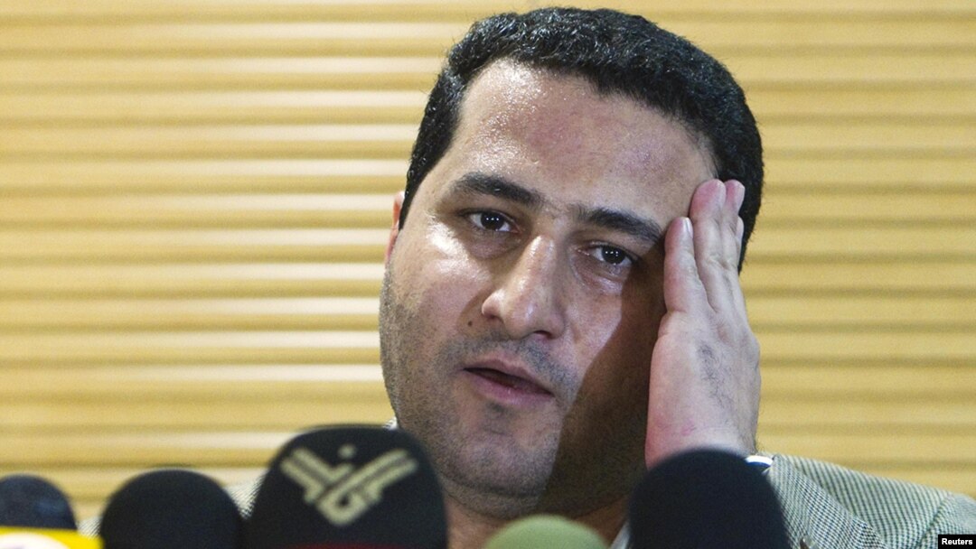شهرام امیری در تصویری که هنگام بازگشت او در جمع خبرنگاران در فرودگاه امام خمینی گرفته شده است