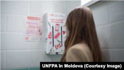 Distribuitoarele de produse de igienă în școlsunt amplasate în interiorul 
