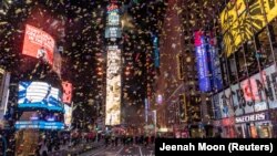 Конфетти летает вокруг шара и часов обратного отсчета на Таймс-сквер во время виртуального празднования из-за вспышки COVID-19 на Манхэттене в Нью-Йорке, США, 1 января 2021 года