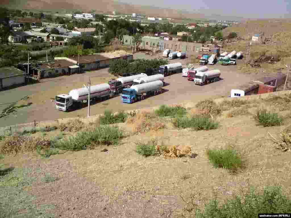 Owganystana ýangyç daşaýan ulaglar. Serhetabat, Mary