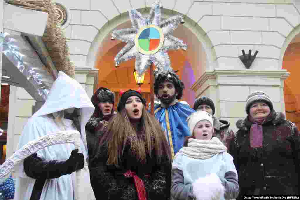 По всему городу колядуют вертепы - в них можно встретить самых разнообразных библейских персонажей