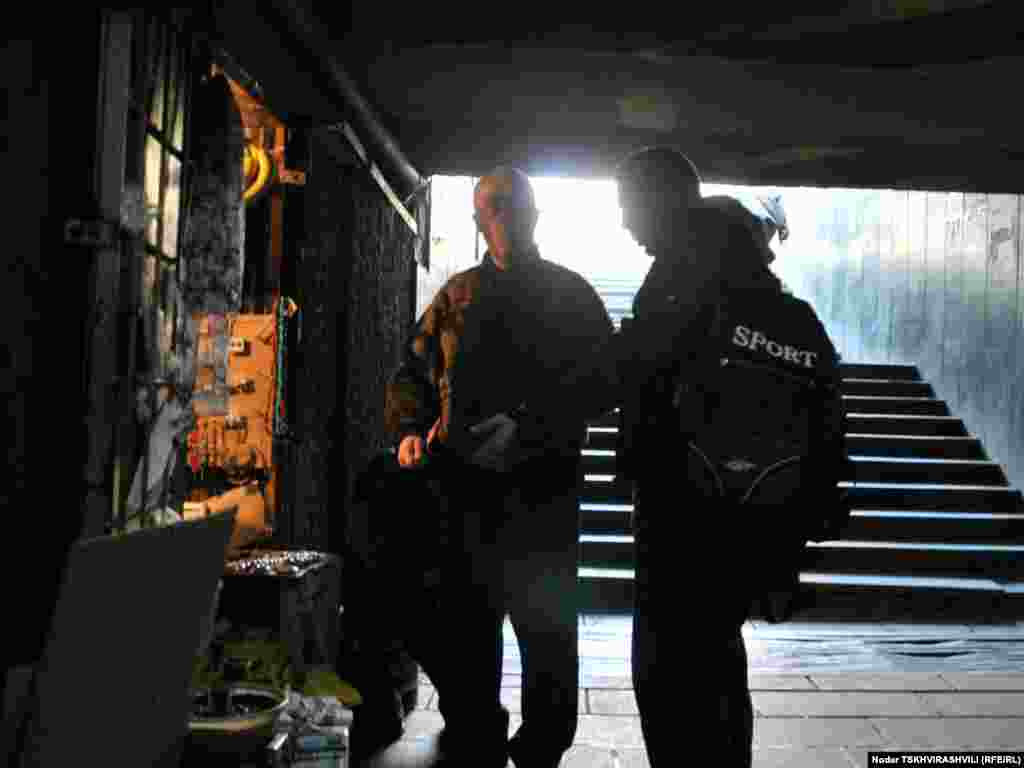 მცირე მაღაზია-სახელოსნო - აქ უსაფრთხოდ გადაადგილდებიან ადამიანები, უკრავენ ქუჩის მუსიკოსები – ზოგჯერ ძალიან კარგად; აქ ცივა, განსაკუთრებით წლის ამ დროს, მაგრამ მაინც ხალხმრავლობაა. მიწისქვეშა გადასასვლელებს ზოგჯერ საინტერესო და უცნაური საპროტესტო აქციებისთვისაც იყენებენ.