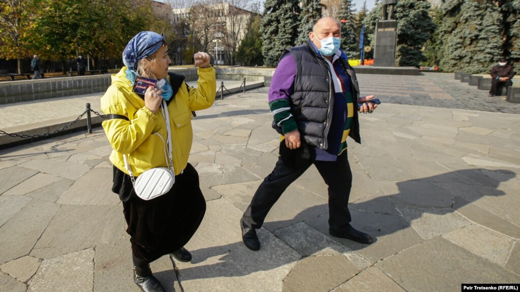 Ссора между мужчиной и женщиной на митинге в Алматы. 31 октября 2020 года.