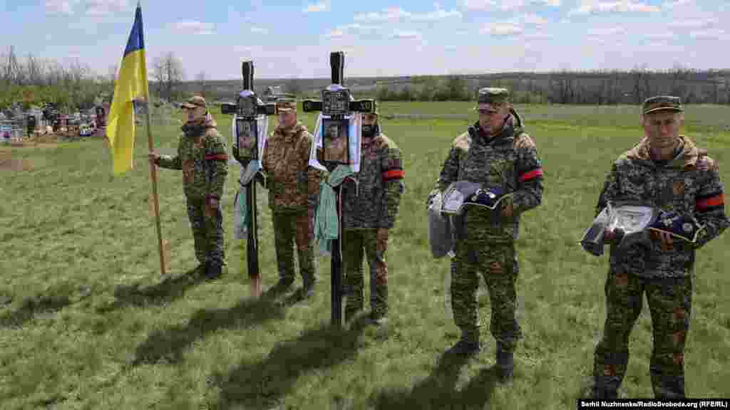 Почесна варта з нагородами Олега і Костянтина Залізняків. Село Водяне, Кіровоградська область