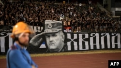 Ca și alți criminali de război din Balcani, Mladic este îndrăgit de suporterii ultras din fotbal. În imagine: un banner cu chipul lui la meciul de fotbal dintre echipele belgrădene Partizan și OFK, pe 31 august.