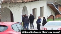 Grupe muškaraca ispred biračkog mesta u Smederevskoj Palanci, 29.3.2026.