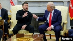 Președintele ucrainean Zelenski (stânga) și președintele SUA Donald Trump, gesticulând la discuțiile de la Casa Albă.