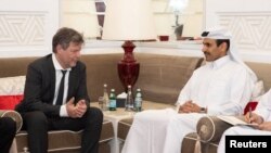 Германиянын экономика министри Роберт Хабек менен Катардын эмири Тамим бин Хамад аль-Тани.
